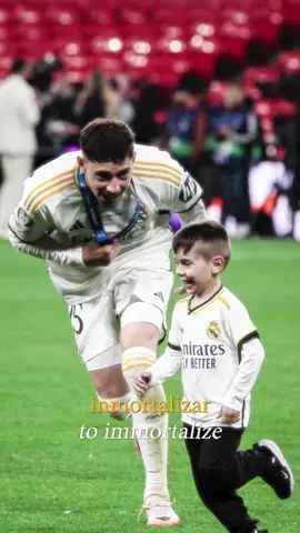 Fede Valverde repitió este icónico momento con su hijo 👦🏻📸 dos años después. @Mina Bonino 🧑‍🧑‍🧒‍🧒 2022 vs 2024 #realmadrid #fedevalverde #championsleague #uclfinal #sportphoto #foto #photo #futbol #football #wembley #london #santiagobernabeu 