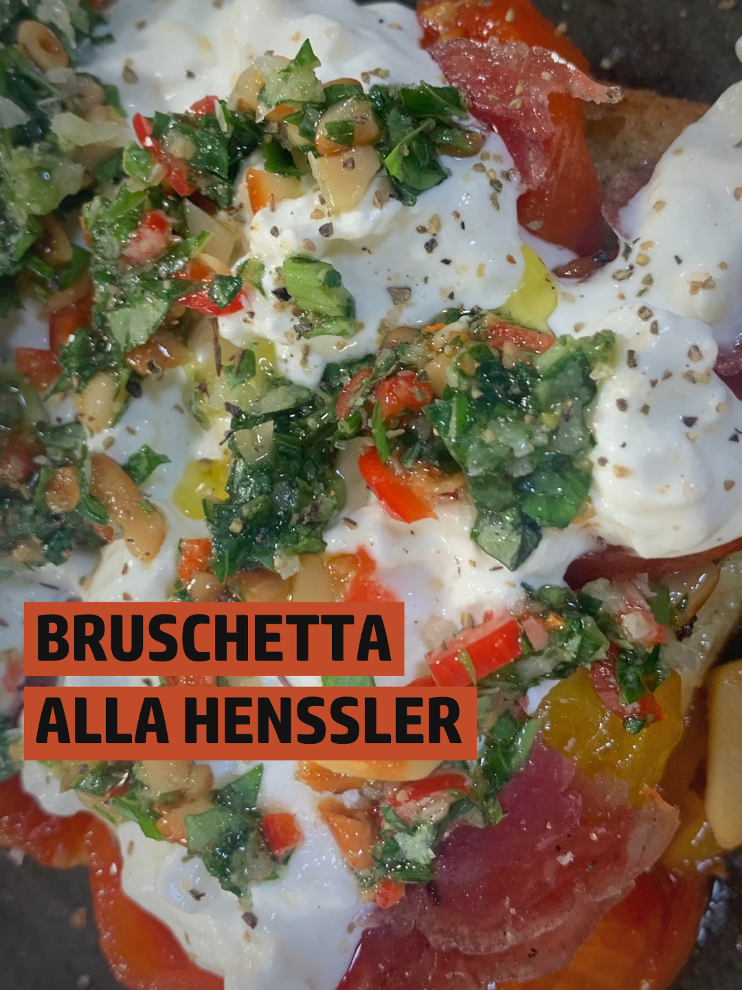 BRUSCHETTA ALLA HENSSLER 🧂ZUTATEN (Für 2 Pers.) • 3 EL Zucker • 2 EL Pinienkerne • 2 Knoblauchzehen, geschält • 200 g gelbe und rote Kirschtomaten, halbiert • 1 Spritzer Zitronensaft • 1/2 Ciabattabrot • 2 EL Butter • 2 Zweige Rosmarin • 1/2 rote Peperoni • 1/2 Bund Basilikum • 3 EL HENSSLERS Olivenöl • 1 kleines Stück Parmesan • 6 Scheiben Salami • 1 Burrata • HENSSLERS Gewürzsalz • HENSSLERS Pfeffermix 🍽 ZUBEREITUNG 1. Zucker in einer Pfanne bernsteinfarben karamellisieren lassen. Inzwischen Pinienkerne in einer weiteren Pfanne goldbraun rösten, herausnehmen. 1 Knoblauchzehe in Scheiben schneiden, mit den Tomaten zum Karamell geben und durchschwenken. Tomaten mit einer Palette etwas andrücken und Tomaten weich schmoren. Mit Zitronensaft würzen. 2. Ciabatta inzwischen waagerecht halbieren. Butter in einer Pfanne schmelzen. Rosmarin zufügen. 1 Knoblauchzehe direkt in die Butter reiben. Brotstücke auf den Schnittflächen in der Butter anrösten, zum Schluss wenden und kurz weiterbraten. 3. Währenddessen für das Pesto, Peperoni samt Kernen und Basilikum fein hacken. Pinienkerne zufügen und alles hacken. Olivenöl darüberträufeln und nochmals alles durchhacken. Vom Parmesanstück ca. 2 EL Parmesan direkt darüberreiben und alles nochmals kurz hacken. 4. Brotstücke mit den Schnittflächen nach oben auf Tellern anrichten. Tomaten auf den Broten verteilen. Mit Salami belegen. Burrata mithilfe von 2 Esslöffeln öffnen und das Innere der Burrata auf den Ciabattabroten verteilen. Pesto vom Brett daraufgeben. Mit Gewürzsalz und Pfeffermix würzen. #bruschetta #italien #fussball #em #em2024 #hensslers #hensslersschnellenummer #rezepte #schnellerezepte #olivenöl