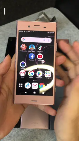 Sony Xperia XZ1: Kích thước: 148 x 73 x 7,4 mm Trọng lượng: 156 g Khả năng chống nước: IP65/68 Dung lượng pin: 2700 mAh Hiển thị: Màn hình 5.2 inch, tỷ lệ màn hình so với thân máy khoảng 68.6% Bộ nhớ: 64GB bộ nhớ trong và 4GB RAM Camera: 19 MP, khẩu độ f/2.0, ống kính 25mm (góc rộng), 1/2.3