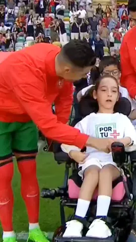 action magnifique de cristiano Ronaldo envers cette petite fille une générosité envers le public le grand coeur amour #cristianoronaldo #ronaldo7 