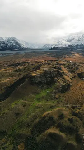 Lord of The Rings Pour changer en Nouvelle-Zélande, on découvre un décor utilisé dans Le Seigneur des Anneaux.  Cette petite colline au milieu d’une grande pleine entouré d’une multitude de montagnes correspond à la ville Edoras, la capitale du royaume de Rohan dans le film.  C’est l’un des endroits le plus reculé où a été tourné le film. Les conditions étaient un peu compliqué en raison d’une grande exposition au vent.  Toute la ville avait été construite sur la colline lors du tournage, puis tout a été enlevé à la fin. Le lieu a donc retrouvé son aspect sauvage et naturel. #edoras #rohan #lordoftherings #moviescenes #nz #mountsunday #nouvellezelande 