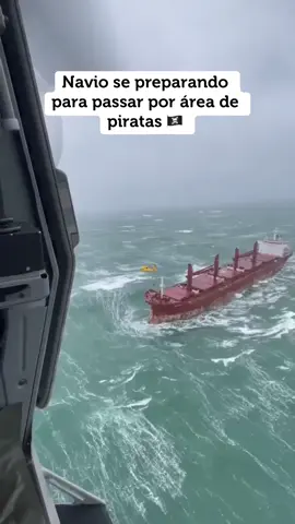 Navio de preparando para passar por área de piratas 🏴‍☠️ . . . #mar #navio #piratas #interesting #vocesabia 