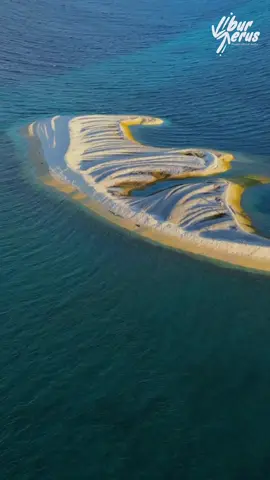 Sudah pernah coba berlari di Makam karang, Bahuluang, Selayar, Indonesia ? Seru banget! #Selayar #Indonesia #Liburterusss #bahuluang #beach #island #pantai #sulsel 