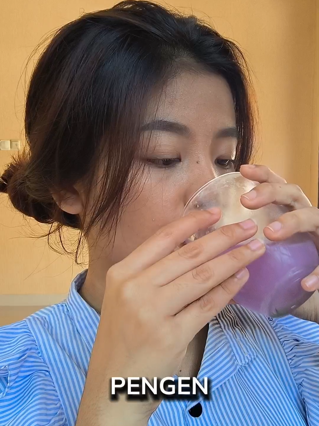 Minuman yang bikin kulit jadi sehat dan glowing? Emang ada? Ada dong, violet minuman collagen dari Tsubasu nih juaranya, selain merawat kulit agar menjadi sehat dan glowing dia juga bisa bantu untuk memperlancar metabolisme kalian loh. Jadi kalau bestie dara lagi diet dan BAB kalian jadi ga lancar, bisa banget rutin konsumsi minuman collagen ini nih🍷🍇  #darabeau #collagen #minumancollagen #skincare #collagendrink