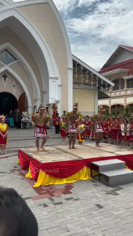 Turuk Laggai salah satu kekayaan Budaya Mentawai, dan kebanyakan di ambil gerakannya dari Hewan, yg memiliki Makna keharmonisan Manusia dan Alam. Bersinergi dgn Alam. #turuklaggai #sarereiket #mentawai #tarikreasituruklaggai #inkulturasimentawai 