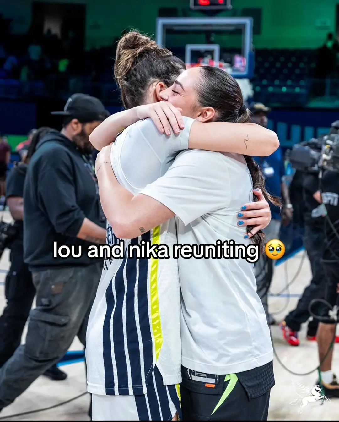 havent seen them together in so long #nikamuhl #loulopezsenechal #uconnhuskies #uconn #foryou #uconnbasketball #womensbasketball #viral #uconnwbb #nikamuhledit #uconnwomensbasketball #fyp 