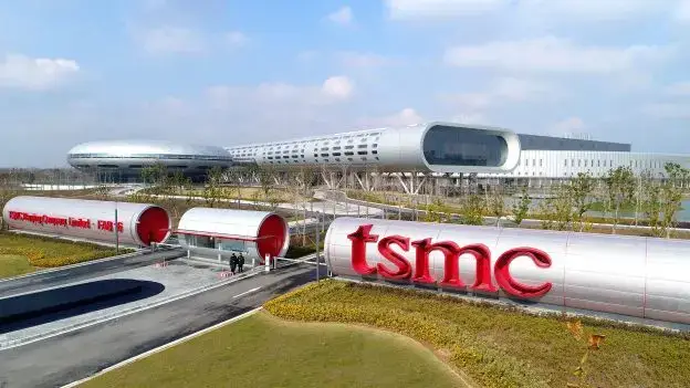 TSMC 3NM CHIP PRICES RISE. THIS WILL IMPACT ON THE PRICES OF THE LATEST FLAGSHIP SMARTPHONES. • TSMC increased the price of 3nm chips, this was due to a lack of production capacity which was not yet optimal  • Snapdragon, Nvidia, Mediatek, AMD, Intel, Google, Apple, and others also have an impact on increasing product prices. • Estimated increase of 25% ⬆️ Information: Media reports say the price of 1 Snapdragon 8 Gen 3 chip is $200 it is estimated that the price of Snapdragon 8 Gen 4 with 3nm TSMC exceeds $250 Source: Sohu & Sina Weibo