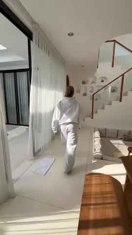 Hellooooo villa 🤩 not the spider greeting us 😭😂