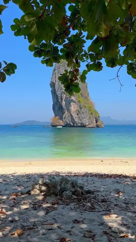 Beach life is my life 🏝️💦 📍Poda Island - Krabi , Thailand 🇹🇭 #thailand #thailandtravel #travelthailand #krabi #beach #travel #beachlife #beachvibes #nature 