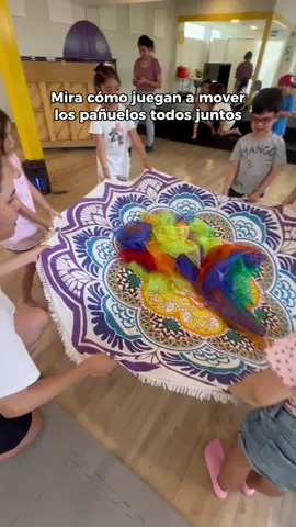 Otra manera de jugar con una manta o un paracaídas: ¡Colocando muchos pañuelos! La canción es la ya conocida “Las Olas del mar” 🌊 de @turockcitooficial  Cuando jugamos con paracaídas, estamos incentivando el trabajo en equipo en los niños, marcar el pulso, motricidad fina, espacialidad y coordinación, entre otras cosas. Si te gustó este recurso, dale guardar al video y comentame de qué otra manera trabajas con los paracaídas 🥰 #Musicaymovimiento #iniciacionmusical #clasesdemusicaparaniños #musicaparaniños #recursosmusicales #profedemusica 