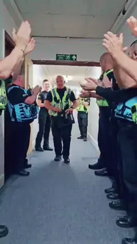 We love this. Colleagues surprised PC Richie Marshall, who retired this week after 31 years’ service in policing, with this emotional guard of honour. All best wishes for a long and happy retirement, Richie! 💙   #police #policing #SouthWales #SouthWalesPolice #PoliceFamily #heddlu #plismona #DeCymru #HeddluDeCymru #TeuluYrHeddlu   Rydym wrth ein bodd gyda hyn. Gwnaeth ei gydweithwyr y peth bach annisgwyl yma i PC Richie Marshall, a ymddeolodd yr wythnos hon ar ôl 31 mlynedd o wasanaeth mewn plismona, sef gosgordd er anrhydedd emosiynol. Dymuniadau gorau am ymddeoliad hir a hapus, Richie! 💙