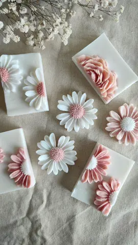 SABONETES DE FLORES 🌼🫧 Uma forma linda e criativa de fazer seus sabonetes artesanais, né? Mais uma inspiração incrível para todos os Criadores Aromáticos! 🥰 🎥 Criado por: @studiomoyo_  ✨ Siga e acompanhe a gente @imperiodasessencias_  se você também é amante de ideias criativas de sabonetes. #imperiodasessencias #saboneteartesanal #sabonetes #sabonete #moldedesabonete #sabonetemolde #sabonetedeflores #trabalhoartesanal #comofazersabonetes #sabonetesartesanais #hobbie #sabonetespersonalizados #glicerina #glicerinado #cosmeticocriativo #cosmeticoscriativos #sabonetefeitoamao #sabonetecriativo #criadoraromatico #criadoraaromatica #criadoresaromaticos #criacaoaromatica #criacoesaromaticas