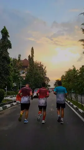 MENUNGGU SENJA  #Running #runners #indorunners #fyp #fypシ゚viral #fypシ゚viral #fypage #foryoupage #polisiindonesia #viral 