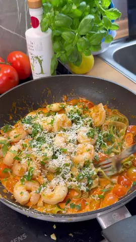 Easy creamy Shrimp PASTA 😍🫶🏼 Zutaten: - 250-300g Nudeln - 200g Shrimps - Knoblauch - Handvoll Cherrytomaten - 1 EL Tomatenmark - 200ml Sahne - Salz - Pfeffer - Paprikapulver - 1 TL Gemüsebrühe - Zitronensaft - optional etwas Petersilie - Parmesan #EasyRecipe #tagesrezept #pasta #shrimp #food #Foodie #kochen #DinnerIdeas #inspiration #cooking #fun #fyp #foryou #goviral 