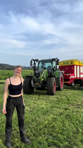 Frauen power in der Landwirtschaft🚜💪🏼👩🏼‍🌾 Wer bekommt bei dem Lied auch bock auf den nächsten Schnitt. Bei uns geht es hoffentlich nächste Woche an den rest vom zweiten Schnitt🥰  #landwirtin #landwirtschaft #landwirtschaftausleidenschaft #farm #fypage #fy #fypシ #fyp #fypシ゚viral #farmgirl #farmtok #fendt #fendtpower #fendt516 #fendtfahrerarmy #fendtvario 