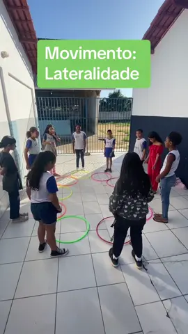 Jogo que trabalha o movimento e desenvolve a habilidade de lateralidade. #professora #professor #educacaofisica #recreacao #jogos #brincadeira #movimento 