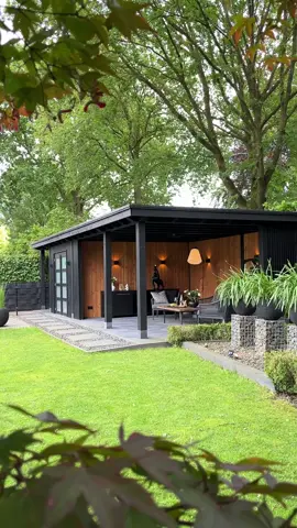 Loving the outdoor life 🫶 #hillhout #overkapping #buitenverblijf #tuinkamer #tuininspiratie #tuinarchitectuur #gardenideas #gardenroom #cabin #outdoorliving #gardeninspiration 