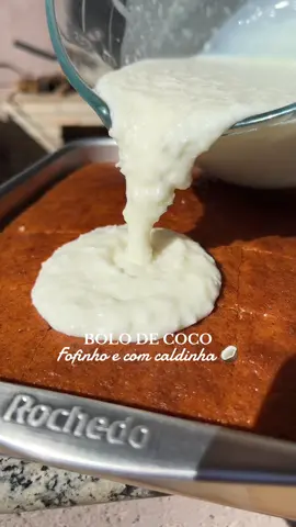 Bolo de Coco molhadinho e facil pra vocês 🥥🤤 3 ovos 1/2 xíc de óleo 1 xíc de açúcar 1 xíc de leite 2 xíc de farinha de trigo 1 tampinha de fermento • Para molhar e cobrir o Bolo 1 vidro de leite de coco A mesma medida do vidro de leite de vaca 1/2 caixinha de leite condensado 2 pacotes de 100g de coco ralado #bolodecoco #bologeladodecoco #receitas #cozinhecomigo #receitasfaceis #receitasrapidas 