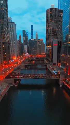 Dream City Chicago! 🥰♥️🇺🇸 Check this out!❤️‍🔥👉 @Sophia Johnson 🥀  #chicago #downtown #chicagodowntown #nyc #newyork #chicagoarchitecture #usa #foryoupage #foryourpage #foryou #usa_tiktok Chicago, travel Chicago, road trip in Chicago, scenic city drive, twilight drive, Trump International Hotel & Tower Chicago, Wacker Drive, London House Chicago