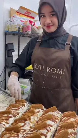 Siapa yang senyumnya paling manis? Jumpa mimpi indah di Roti Romi yahhh weekend iniii 👩🏻‍🍳🤵‍♂️🍞💖❤️‍🔥 #rotiromi #rotiromiindonesia 