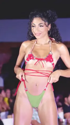 Desfile de moda praia com biquinis brasileiros para arrasar no verão e carnaval