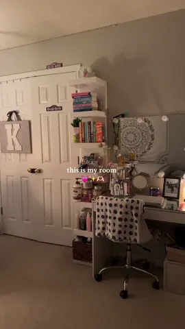 this is my room🫶🏻🫶🏻 #room #gilmoregirls #jellycat #pink #aesthetic #cute #cozy #cozyroom 