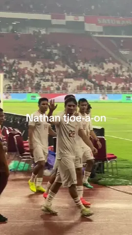 Sebuah perbedaan after match iraq dan after match filipina. Full senyum, 2 assist cerdas dari Nathan yang akhirnya cetak gol 🔥 #nathantjoeaon 