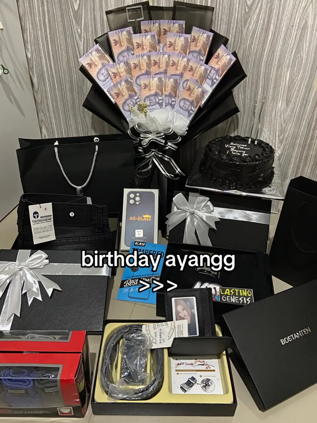 Semoga tahun depan dan seterusnya bisa ngerayain bareng aku terus yaa💗🥺 @gilangg #birthday #birthdaygift #birthdayboy #lovelanguage #bucin #birthdaycake #fyp #giftideas #kadocowok #boyfriend #kadopacar #viral 