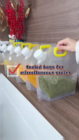 This sealed bag for five grains and miscellaneous grains comes with a lid. After tightening, it has good sealing performance and will not regain moisture, mold, or insects. Moreover, it is transparent, easy to take, and neatly placed in the cabinet. #Storage bag for miscellaneous grains #Sealing bag