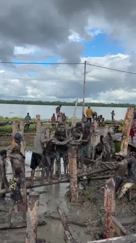 Cara menanam tiang bangunan versi org Asmat #papuapride 