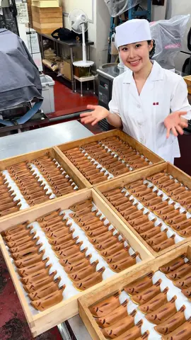 24歳の和菓子職人が作る夏の風物詩🍵 【扇屋】 ◎あゆ 250円 創業74年の老舗和菓子店を継いだ24歳の和菓子職人が焼き上げるあゆ焼！ 一枚一枚丁寧に手焼きしたどら焼き風の生地でモチモチの求肥餅を包んだ夏の風物詩🤤 生地が熱々なうちにあゆの形に成形しないといけなくて、手にできた無数の火傷の跡に職人魂を感じました！ 皮はふんわりしっとりしてて、もちもちトロトロの求肥とのアクセントがたまらなく美味しかったです！ #東京グルメ #東京ランチ #japanesefood #tiktokfood 