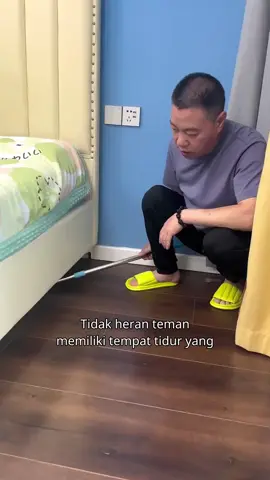 Dengan alat pembersih ini, membersihkan bagian bawah tempat tidur, sofa, dan lemari es di rumah menjadi lebih mudah, serta membersihkan debu-debu di berbagai celah dan dinding.