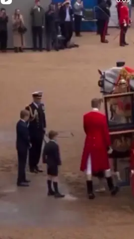 #NEW 🚨 Princess Catherine and the children coming out of the carriage.  #princesscatherine #princessofwales #princessdiana #princesscatherineofwales #catherinemiddleton #katemiddleton #princesskate #princewilliam #princeofwales #princewilliamofwales #princewilliamdukeofcambridge #williamandkate #Wimbledon #willandkate #cambridgefamily #thewalesfamily #theroyalfamily #britishroyalfamily #monarchy #hermajesty #britishmonarchy #queenelizabeth #princesscharlotte #princegeorge #princelouis #royalfamily #royalfashion #kingcharles 