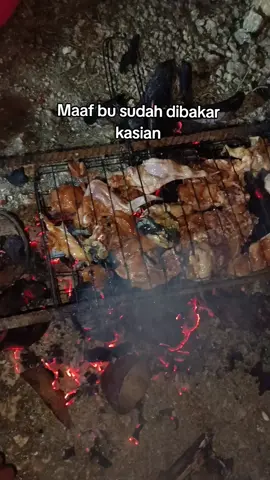 maaf kasian bu sudah dibakar #bakarbakar #storywhatsapp #storywa #storytime #butonpride🏝 #quotes #pencuriayam😂🤧 