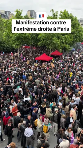 🇫🇷Manifestation contre l’extrême droite à #Paris au départ de la Place de la République. Celle-ci est divisée en deux cortèges. Le premier passe par #Bastille avant l'arrivée à #Nation. Le deuxième va faire une ligne droite jusqu’à Nation.  #manifestation #extremedroite #LegislativesAnticipées #DissolutionAssemblée #FrontPopulaire #dissolution #pourtoi #sinformersurtiktok #fyp #fypシ゚ #pourtoii #tiktoknews #france #rn #rassemblementnational 