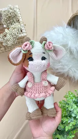 Quem aí também ama o tema fazendinha? 😍🙋🏻‍♀️🧶 #amigurumi #fazendinha #crochet #vaquinha #porquinho #ovelhinha #crocheteiras #amigurumis #amigurumiscrochet #artesanato 