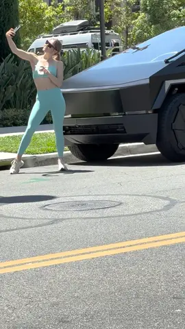 When everyone is eyeing your car, let HornGun handle it! 🚗📸 #girl #horngun #car