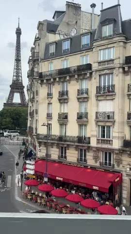 The best view from Eiffel tower at the metro 6 of paris🇫🇷♥️ #paris #eiffeltower #metro #metro6 