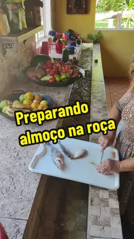preparando peixe no almoço na roça #receitas #roça #roçacaipira #rotina #diadia #bicadagua #fazenda 