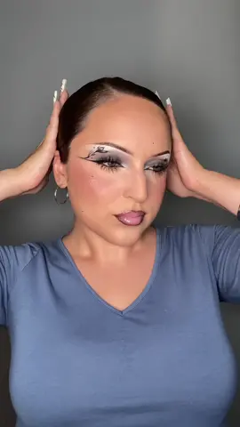 Loving florals these days #makeuptutorial #makeupartist #creativemakeup #makeuptok #fyp #foryoupage 