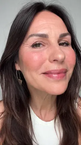 For Bobbi Brown Global Artist in Residence @Carola Gonzalez , it’s not about the amount of makeup you apply, it’s about picking the right shades for you. Watch her share more tips for an effortless everyday look with her go-to essentials. ❤️ #BobbiBrown #MakeupOver50 #Makeup #MakeupTutorial #MakeupOver50Tips 