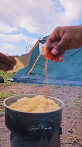 මේ තරම් කොහෙවත් දැනෙන් නෑ... 💚🍃 . . Cooking up some delicious noodles for breakfast on Wangedigala Peak! 🌄🍜 . . #Nature #SriLanka #Camping #Travel #Wangedigala #Hiking #Adventure #Outdoors #MountainBreakfast #ExploreSriLanka #ScenicViews #MorningVibes