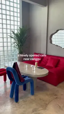 Baru buka banget, cafe banyak spot foto aesthetic untuk fotoan ootd gitchu indoor maupun outdoornya dan konsepnya unik banget <3 Cocok juga untuk wfc, hangout dan surprisingly harganya tergolong murah untuk cafe di daerah badung. Lokasinya di pinggiran canggu dan deket tabanan juga sih tengah-tengah deh 🏃🏻‍♀️ 📍Sozd Specialty Coffee & Eatery #bali #cafebali #explorebali #fyp #cafehopping #canggu 
