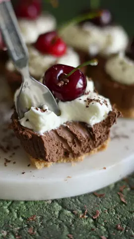 Mini serniczki w czekoladowej wersji ❤️ Składniki (12 sztuk): 80 g biszkoptów  50 g masła 200 g gorzkiej czekolady  270 g serka typu Philadelphia (użyłam łaciate śmietankowy)  50-70 g cukru pudru  250 g śmietanki 30%  Dekoracja: bita śmietana, owoce, starta czekolada  1. Biszkopty zmiksuj na konsystencję piasku i połącz z rozpuszczonym masłem.  2. Papilotki przełóż do formy na babeczki i na spód wyłóż biszkopty z masłem.  3. Czekoladę rozpuść w kąpieli wodnej i przestudź.  4. Serek zmiksuj z cukrem pudrem i dodaj partiami rozpuszczoną czekoladę.  5. Dodaj ubitą śmietankę 30% i wymieszaj za pomocą szpatułki.  6. Gotową masę wyłóż na spód biszkoptowy. Wyrównaj i wstaw do lodówki na kilka godzin.  7. Przed podaniem udekoruj bitą śmietaną, owocami i startą czekoladą.  #przepis #deser #czekolada #sernik #przepisy #bezpieczenia