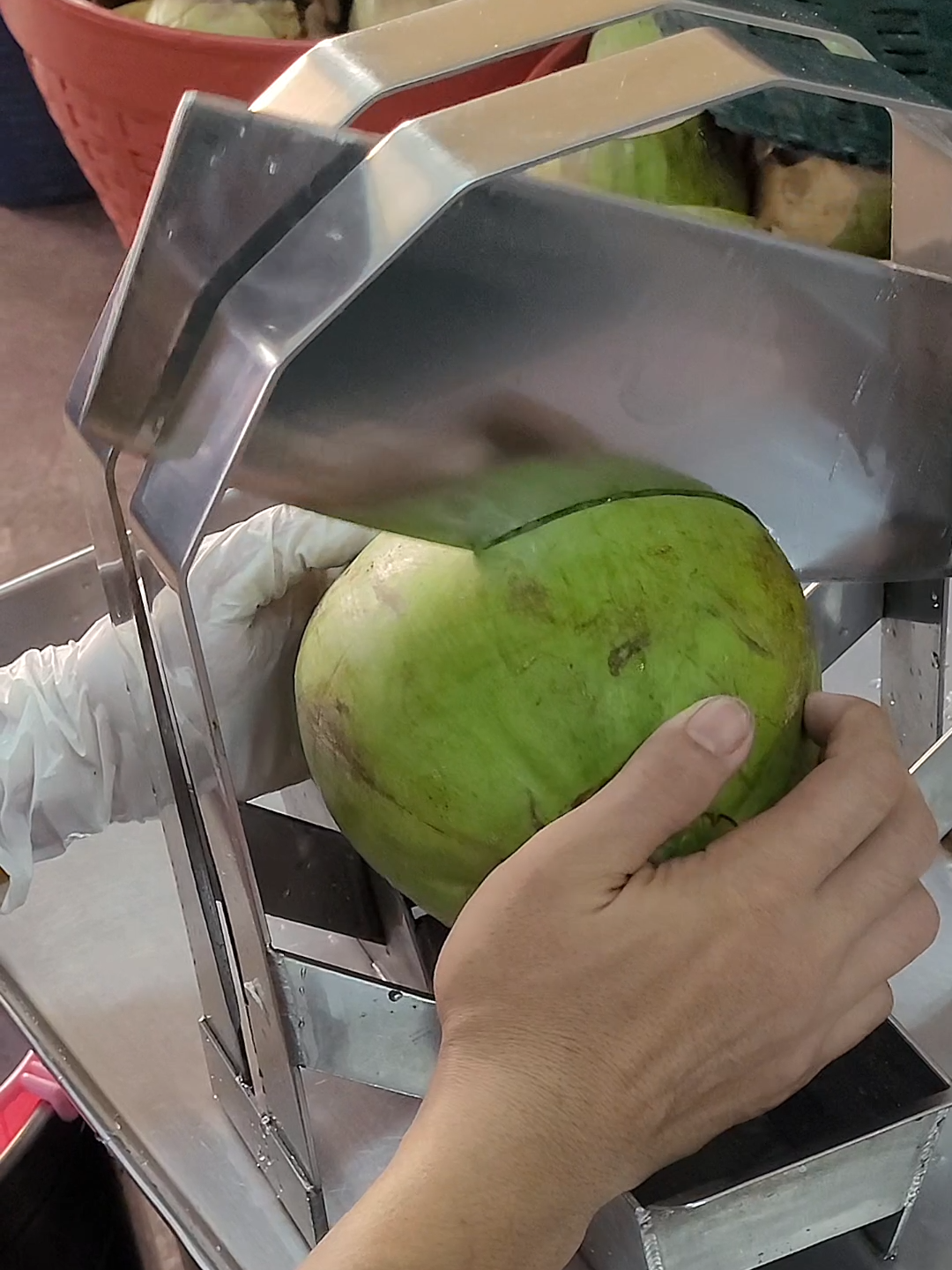 It's an interesting scene! A great way to cut a coconut all at once! #fruit #coconut