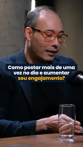 Como evitar que seus posts se canibalizem? 🤔 📉 É comum pensar que postar mais de uma vez ao dia no feed aumenta o engajamento, mas isso pode ter o efeito contrário. Quando você faz isso, o Instagram pode limitar a visibilidade do segundo post, já que o algoritmo prioriza diversificar o conteúdo que aparece para os usuários. 🧠 Entretanto, se analisarmos a lógica por trás dos algoritmos, podemos ver que os reels utilizam um algoritmo diferente do feed. Isso significa que você pode postar um conteúdo no feed e outro nos reels sem que haja canibalização. Cada tipo de conteúdo será distribuído por algoritmos distintos, aumentando suas chances de engajamento. 💡 Portanto, seja estratégico e equilibre seus posts entre o feed e os Reels, aproveitando ao máximo as diferentes oportunidades de engajamento durante o dia. Você pode testar horários diferentes para cada um, temas que se complementam ou assuntos que tenham a ver com seu nicho e que endossam sua autoridade abordando eles de maneira diferente em cada canal. Faz sentido? #midiassociais #redessociais #marketingdeconteudo #gestaodemidiassociais #influenciadoresdigitais #dicasdemarketing #dicasdeinstagram #marketingdigital #conteudodigital