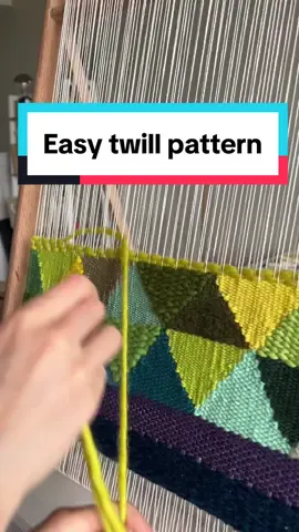 Weave this easy twill partern with me☀️ #weaving #weavingloom #weavingtiktok #tapestry #fibreart #laweaveenrose #handmade #crafting #weave #weavers #weaversoftiktok #fiberartist #DIY #tapestryweaving #diycraft #yarn #yarnlovers #yarncraft 