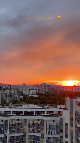 🌆 Закат не встречают, провожают... Любуются уходящей красотой, вспоминают лучшее, и стараются не жалеть... Именно так стоит заканчивать все истории, которые исчерпали себя, ребята... Без обиды, ненависти и желания продлить любой ценой... Тогда новые истории придут с рассветом - мы будем готовы к ним... #sunsets #закат #природа #красиво #рассвет #тикток #тиктокер 