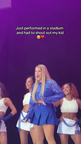 I LOVE YOU RILEY 🥹💙 EVERYONE SAID YAY TO ME RILEY @Capital #allaboutthatbass #mother #wembley #timeless 