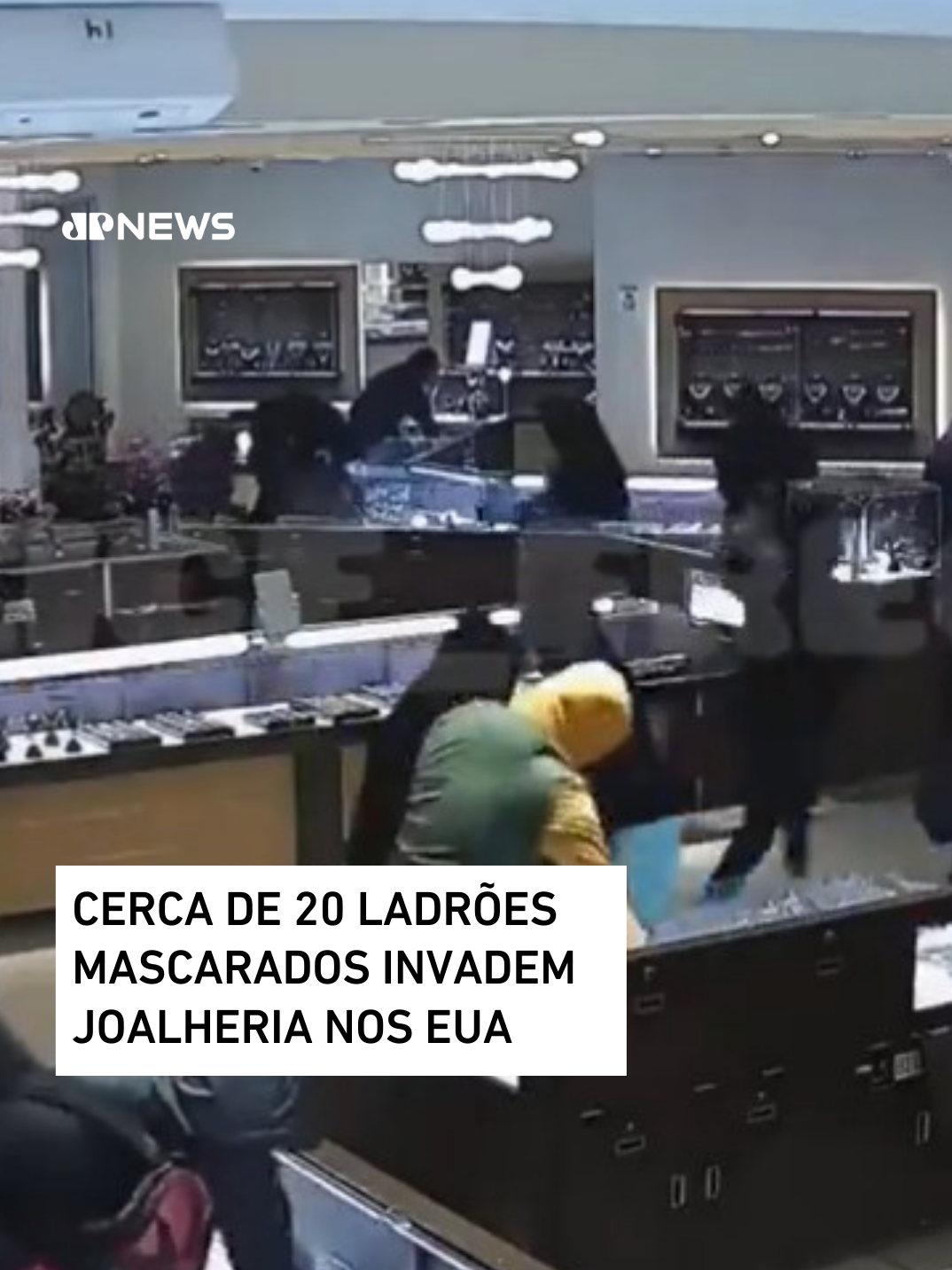 Um grupo de aproximadamente 20 ladrões invadiu uma joalheria na Califórnia, nos Estados Unidos, em plena luz do dia. O caso aconteceu na última quarta-feira (12) e foi registrado pelas câmeras de segurança. 📹 Reprodução/CCTV/Redes Sociais 📺 Confira na JP News e Panflix #JovemPanNews #PNGJewellers #Califórnia #Joalheria #EUA